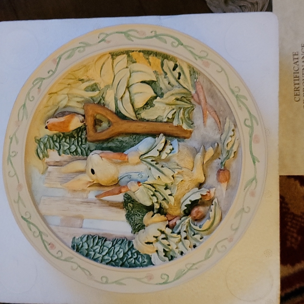 Peter Rabbit 3D Plate with Book - Picture 2 of 8